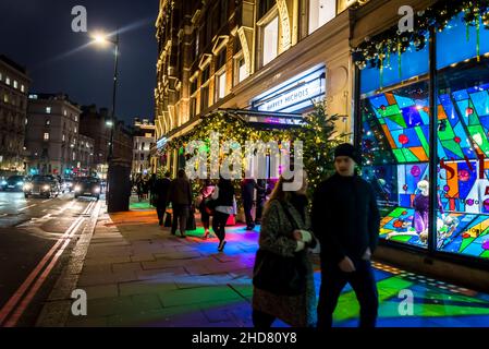 Harvey Nichols, fondata nel 1831, è una catena britannica di grandi magazzini di lusso con un negozio di punta a Knightsbridge, Knightsbridge, Londra, Inghilterra, Regno Unito Foto Stock