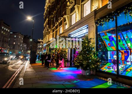 Harvey Nichols, fondata nel 1831, è una catena britannica di grandi magazzini di lusso con un negozio di punta a Knightsbridge, Knightsbridge, Londra, Inghilterra, Regno Unito Foto Stock