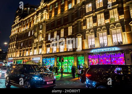 Harvey Nichols, fondata nel 1831, è una catena britannica di grandi magazzini di lusso con un negozio di punta a Knightsbridge, Knightsbridge, Londra, Inghilterra, Regno Unito Foto Stock