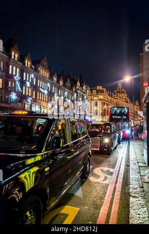 Traffico intenso su Knightsbridge a Natale, Londra, Inghilterra, Regno Unito Foto Stock