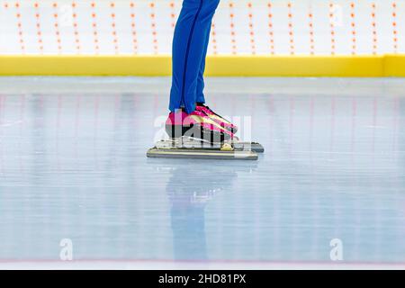 gambe ragazza skater in pista di pattinaggio su ghiaccio Foto Stock