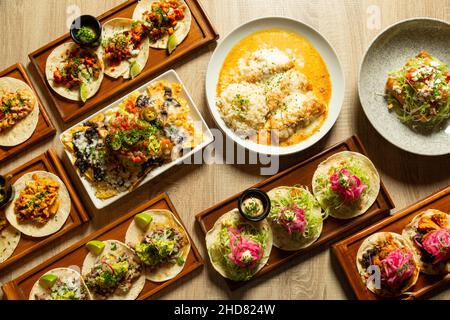 Tavolo con cibo messicano assortito come visto dall'alto. Foto Stock