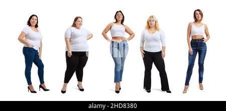 Set di ritratti a tutta lunghezza di donne di grandi dimensioni con t-shirt bianca e jeans in posa isolata su sfondo bianco studio. Concetto di corpo positivo Foto Stock