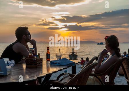 Il tramonto a Railay Beach West è una delle spiagge più famose della Thailandia. Situato sulla spiaggia di Railay o sulla penisola di Rai Leh è accessibile solo in barca. Foto Stock