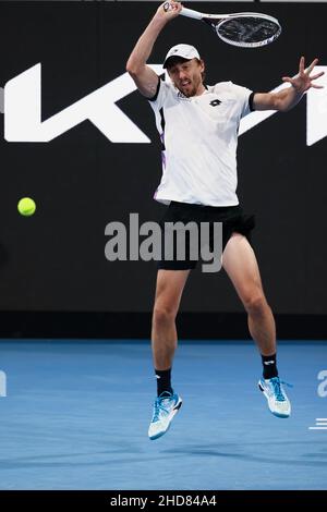 Adelaide, Australia, 4 gennaio 2022. John Millman of Australia gioca un forehand durante l'ATP single match tra Thanasi Kokkinakis of Australia e John Millman of Australia il secondo giorno del torneo di tennis di Adelaide International al Memorial Drive il 04 gennaio 2022 ad Adelaide, Australia. Credit: Peter Mundy/Speed Media/Alamy Live News Foto Stock