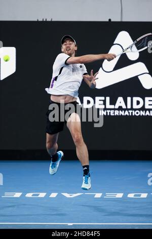 Adelaide, Australia, 4 gennaio 2022. John Millman of Australia gioca un forehand durante l'ATP single match tra Thanasi Kokkinakis of Australia e John Millman of Australia il secondo giorno del torneo di tennis di Adelaide International al Memorial Drive il 04 gennaio 2022 ad Adelaide, Australia. Credit: Peter Mundy/Speed Media/Alamy Live News Foto Stock