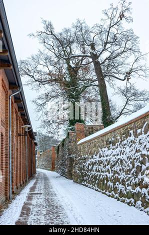 Neubrandenburg, Meclemburgo-Pomerania occidentale, Germania: Impressioni invernali sulla tangenziale tra l'architettura storica e le mura medievali della città. Foto Stock