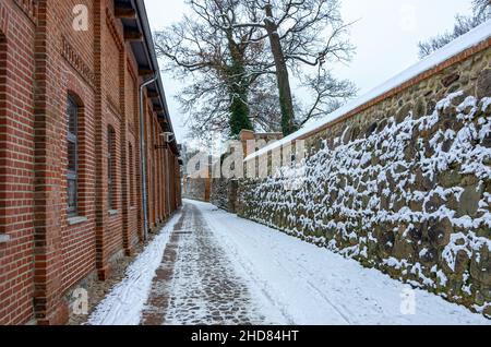 Neubrandenburg, Meclemburgo-Pomerania occidentale, Germania: Impressioni invernali sulla tangenziale tra l'architettura storica e le mura medievali della città. Foto Stock