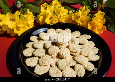 Il cibo dolce indiano Rewri anche conosciuto come rewadi o revadi è il popolare cibo indiano makar sankranti festival, fatto di jaggery o gud con semi di sesamo coati Foto Stock