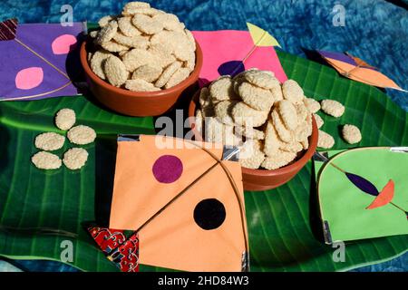 Dolce indiano chiamato Rewri o revdi servito e mangiato durante il festival Makarsankranti. Rewri è fatto di semi di Sesamo e zucchero o gelificazione Foto Stock