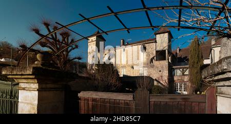 Grand house attraverso le porte, Catus, Lot Dipartimento, Francia Foto Stock