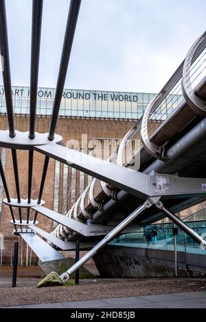 Londra Inghilterra UK Gennaio 02 2022, dettaglio architettonico Millenium Pedestrian Bridge Crossing the River Thames Southbank London Foto Stock