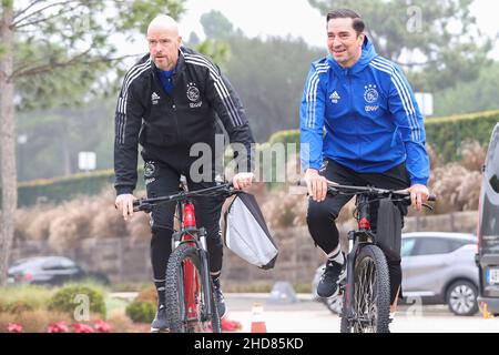 , PORTOGALLO - GENNAIO 4: Pullman Erik TEN Hag di Ajax Amsterdam, Miel Brinkhuis (responsabile Comunicazioni) durante la sessione di formazione Ajax il giorno 2 mattina a Quinta do Lago il 4 gennaio 2022 in Portogallo. (Foto di ben Gal/Orange Pictures) Foto Stock
