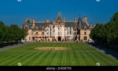 Asheville, NC—10 maggio 2019; Biltmore Estate, il castello di George Vanderbilt con 250 camere è la più grande casa d'America e una delle attrazioni principali di Asheville con plaz Foto Stock