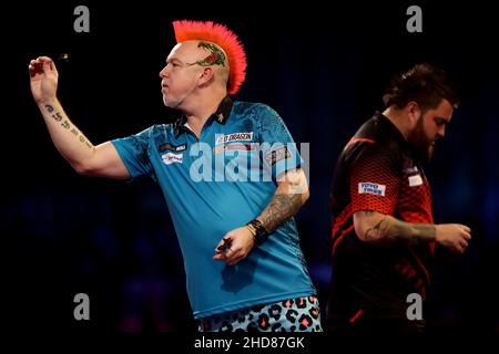 3rd gennaio 2022: Alexandra Palace, Londra, Inghilterra: La finale del torneo mondiale delle freccette di William Hill tra Peter Wright e Michael Smith; Peter Wright in azione durante il suo incontro con Michael Smith Foto Stock