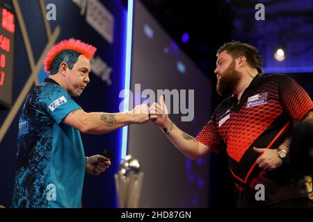 3rd gennaio 2022: Alexandra Palace, Londra, Inghilterra: La finale del torneo mondiale delle freccette di William Hill tra Peter Wright e Michael Smith; il pugno di Peter Wright urta Michael Smith dopo la vittoria Foto Stock