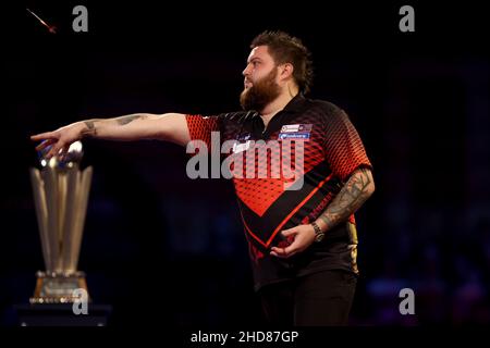 3rd gennaio 2022: Alexandra Palace, Londra, Inghilterra: La finale del William Hill World Darts Tournament tra Peter Wright e Michael Smith; Michael Smith in azione durante il suo incontro con Peter Wright Foto Stock