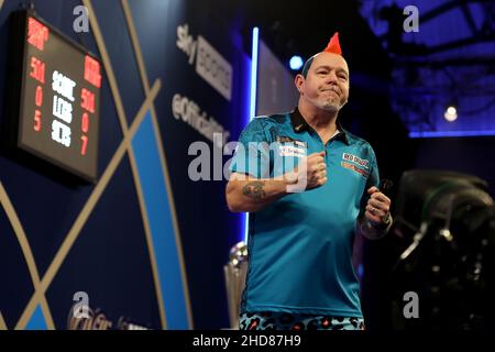 3rd gennaio 2022: Alexandra Palace, Londra, Inghilterra: La finale del torneo mondiale di freccette di William Hill tra Peter Wright e Michael Smith; Peter Wright celebra la vittoria della finale PDC Foto Stock