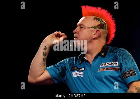 3rd gennaio 2022: Alexandra Palace, Londra, Inghilterra: La finale del torneo mondiale delle freccette di William Hill tra Peter Wright e Michael Smith; Peter Wright in azione durante il suo incontro con Michael Smith Foto Stock