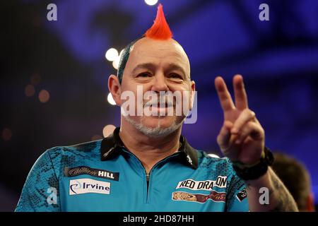 3rd gennaio 2022: Alexandra Palace, Londra, Inghilterra: La finale del torneo mondiale di freccette di William Hill tra Peter Wright e Michael Smith; Peter Wright celebra la vittoria della finale PDC Foto Stock