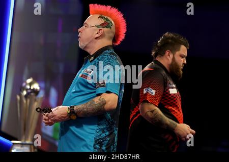 3rd gennaio 2022: Alexandra Palace, Londra, Inghilterra: La finale del William Hill World Darts Tournament tra Peter Wright e Michael Smith; Peter Wright si prepara a lanciare per la doppietta finale e per la partita Foto Stock