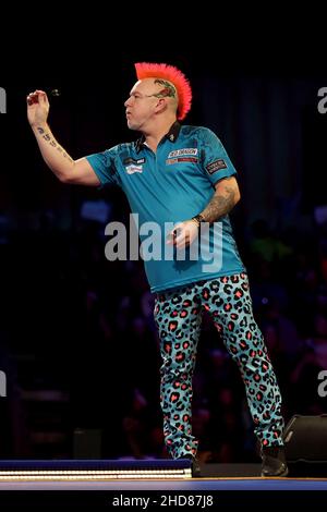 3rd gennaio 2022: Alexandra Palace, Londra, Inghilterra: La finale del torneo mondiale delle freccette di William Hill tra Peter Wright e Michael Smith; Peter Wright in azione durante il suo incontro con Michael Smith Foto Stock