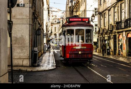 Lisboa, Portogallo, ottobre 27,2021: Baixa un vecchio e rosso vintage tram stava guidando attraverso le strade di Lisboa. Foto Stock