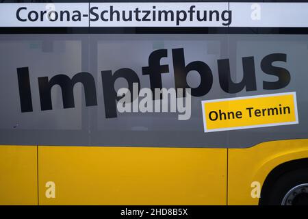Stoccarda,Germania,Novembre,21 2021:Centro in un autobus di vaccinazione giallo personale medico ha dato la gente le vaccinazioni contro Corona. Foto Stock