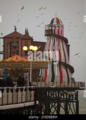 Molo del Palazzo di Brighton in serata invernale Foto Stock