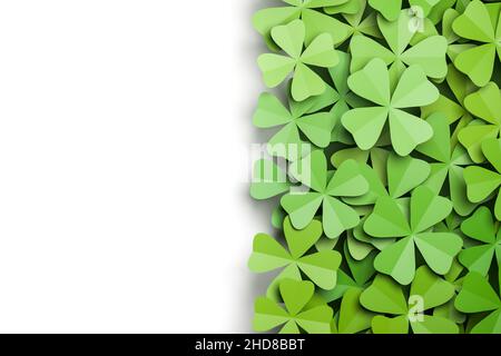 Sfondo Cloverleaf isolato su bianco a sinistra. Tutti i trifogli sono a quattro foglie. Concetto di primavera o fortuna. Foto Stock