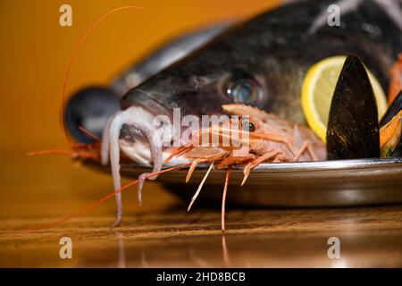 Una selezione di pesce fresco è presentata su un piatto d'argento. Foto Stock
