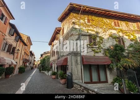 Vecchia casa a Bardolino in Italia durante l'alba nel mattina Foto Stock