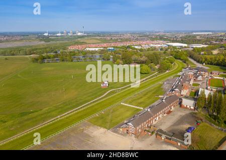 Foto aerea del circuito di Pontefract situato nella città di Pontefract nel West Yorkshire nel Regno Unito, che mostra l'edificio principale e corse di cavalli c Foto Stock