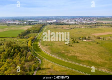Foto aerea del circuito di Pontefract situato nella città di Pontefract nel West Yorkshire nel Regno Unito, che mostra l'edificio principale e corse di cavalli c Foto Stock