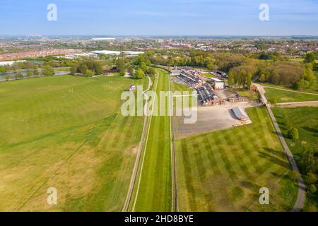 Foto aerea del circuito di Pontefract situato nella città di Pontefract nel West Yorkshire nel Regno Unito, che mostra l'edificio principale e corse di cavalli c Foto Stock