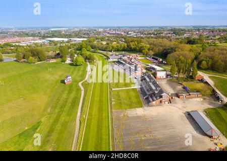 Foto aerea del circuito di Pontefract situato nella città di Pontefract nel West Yorkshire nel Regno Unito, che mostra l'edificio principale e corse di cavalli c Foto Stock
