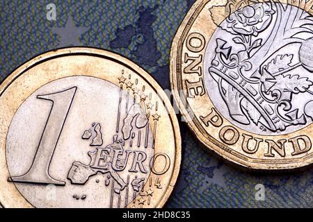 Monete da un euro e una sterlina su una banconota da un euro Foto Stock