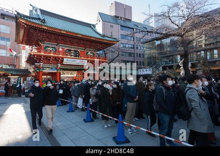 Tokyo, Giappone. 04th Jan 2022. La gente visita il Santuario di Kanda Myojin il primo giorno lavorativo dell'anno per offrire preghiere e ricevere benedizioni. Il santuario è dedicato a diversi dei di buona fortuna e migliaia di dipendenti aziendali da tutta Tokyo, così come la gente locale visita per pregare per la buona fortuna e la prosperità. Credit: SOPA Images Limited/Alamy Live News Foto Stock