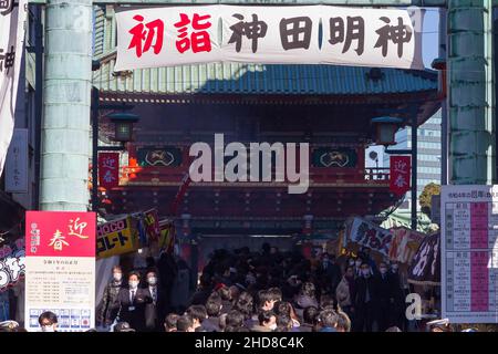 Tokyo, Giappone. 04th Jan 2022. La gente visita il Santuario di Kanda Myojin il primo giorno lavorativo dell'anno per offrire preghiere e ricevere benedizioni. Il santuario è dedicato a diversi dei di buona fortuna e migliaia di dipendenti aziendali da tutta Tokyo, così come la gente locale visita per pregare per la buona fortuna e la prosperità. Credit: SOPA Images Limited/Alamy Live News Foto Stock