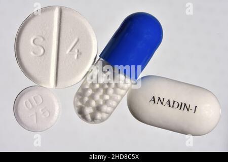 Antidolorifici: Capsula di ibuprofene, compressa di Co-codamolo (S4) Aspirina dispersibile (od 75) e compressa di Adadin Ibuprofene Foto Stock