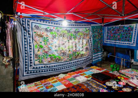 Appendiabiti decorativi in mostra in una stalla nel mercato notturno di strada pedonale nel centro di Luang Prabang, Laos settentrionale, Asia sud-orientale Foto Stock