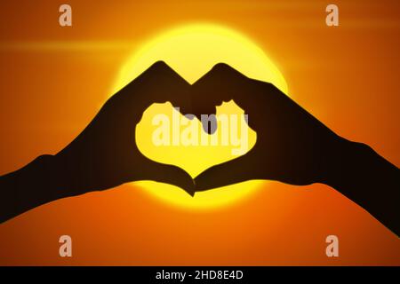 Due mani che si uniscono e fanno l'amore Abstract sfondo al tramonto. Romantico sfondo al tramonto Foto Stock