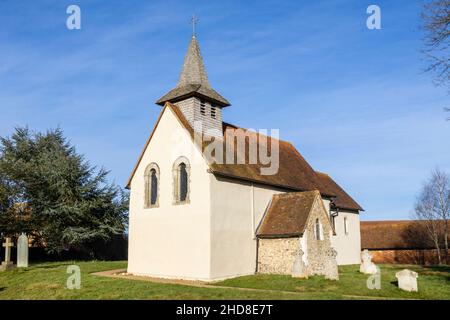 Esterno della piccola e storica chiesa di Wisley, risalente all'epoca normanna intorno al 1150, nella parrocchia di Wisley con Pyrford, Surrey, in una giornata di sole Foto Stock