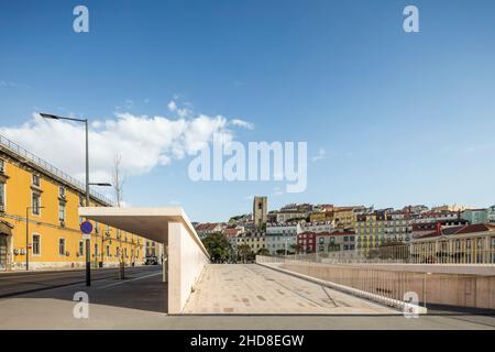 Fermata dell'autobus, accesso al parcheggio e facciate della città. Campo das Cebolas - Portas do Mar, Lisbona, Portogallo. Architetto: carrilho da graja arquitectos, 2018. Foto Stock