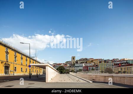 Fermata dell'autobus, accesso al parcheggio e facciate della città. Campo das Cebolas - Portas do Mar, Lisbona, Portogallo. Architetto: carrilho da graja arquitectos, 2018. Foto Stock