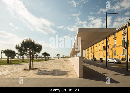 Fermata dell'autobus con ministero delle finanze a sinistra. Campo das Cebolas - Portas do Mar, Lisbona, Portogallo. Architetto: carrilho da graja arquitectos, 2018. Foto Stock