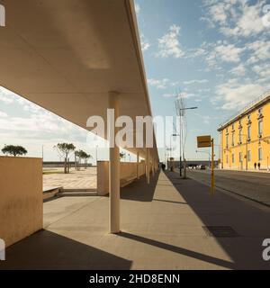 Fermata dell'autobus con ministero delle finanze a sinistra. Campo das Cebolas - Portas do Mar, Lisbona, Portogallo. Architetto: carrilho da graja arquitectos, 2018. Foto Stock