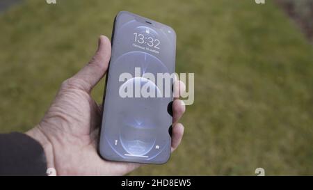San Pietroburgo, Russia - 11.15.2020: Primo piano di una mano maschio che tiene nuovo bellissimo iPhone. Dimostrazione del nuovo Apple iPhone 12 Pro max nel pacifico Foto Stock