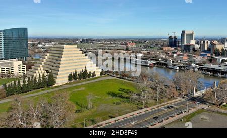 Sacramento, California skyline con il ponte della torre Foto Stock