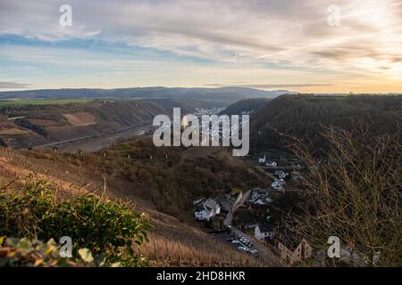 La vista dall'alto del Niederburg a Kobern-Gondorf e la valle della Mosella in tarda serata sole Foto Stock